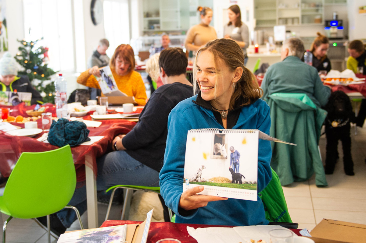 Junghundetrainerin präsentiert den Kalender der Blindenhundeschule Liestal.