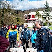 Die Gruppe steht beieinander.
