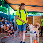 Junghundetrainerin mit ihrem Schützling auf dem Parcours bei der Vorführung