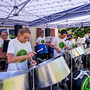 Die Band spielt.