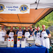 Der Lions Club Ergolz ist bereit für den Ansturm auf den Grillstand.