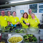 Das Küchenteam rüstet das feine Salatbuffet.