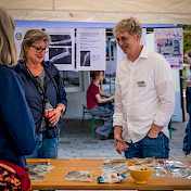 Besuchende informieren sich an den Info-Ständen. Auch der Tierarzt hat einen Stand.