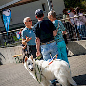 Thomas W. im Gespräch mit Blindenhundeteam
