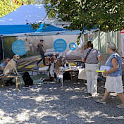 Das bunte Zelt der Blindenhundeschule Liestal leuchtet schon von weitem.