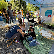 Es besuchen immer wieder neue Besuchende den Stand.